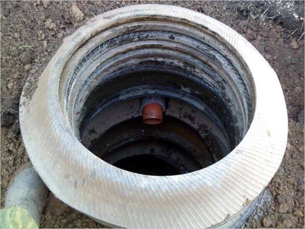 Использование старых шин для самостоятельного обустройства выгребной ямы под туалет