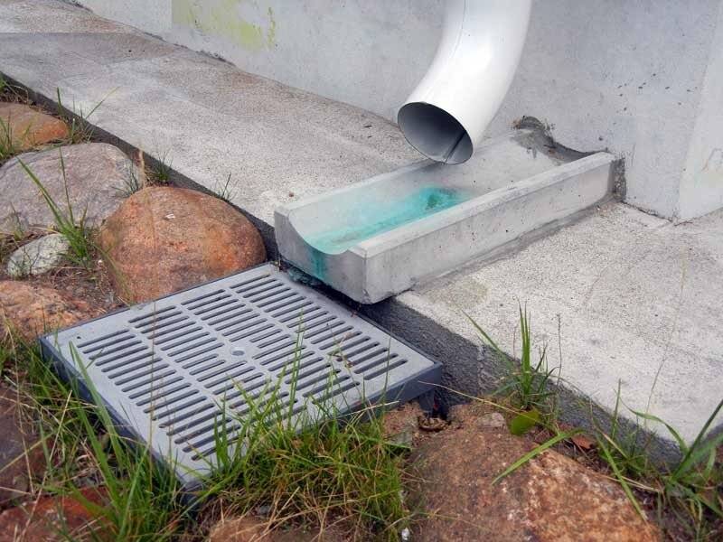 Лотки для ливневой канализации: назначение, разновидности и особенности монтажа