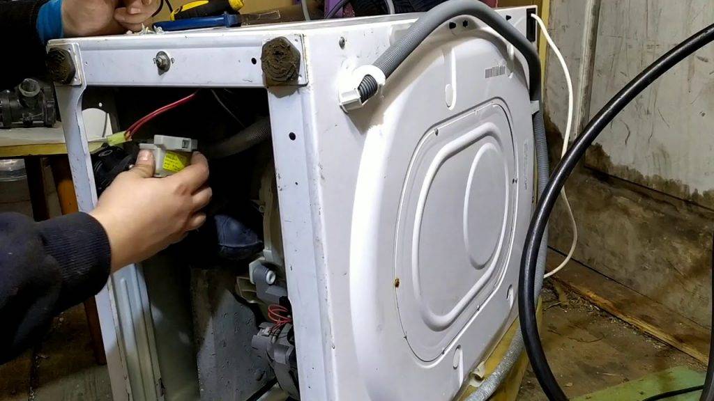 Стиральная машина не сливает воду: причины проблемы