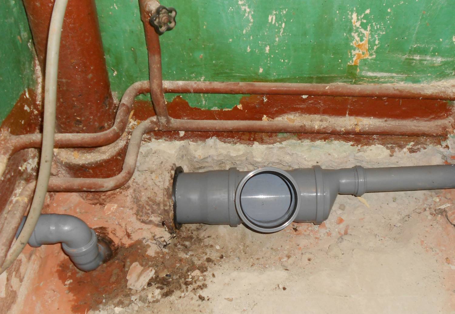 Все что нужно знать о ремонте и замене канализационных труб в туалете