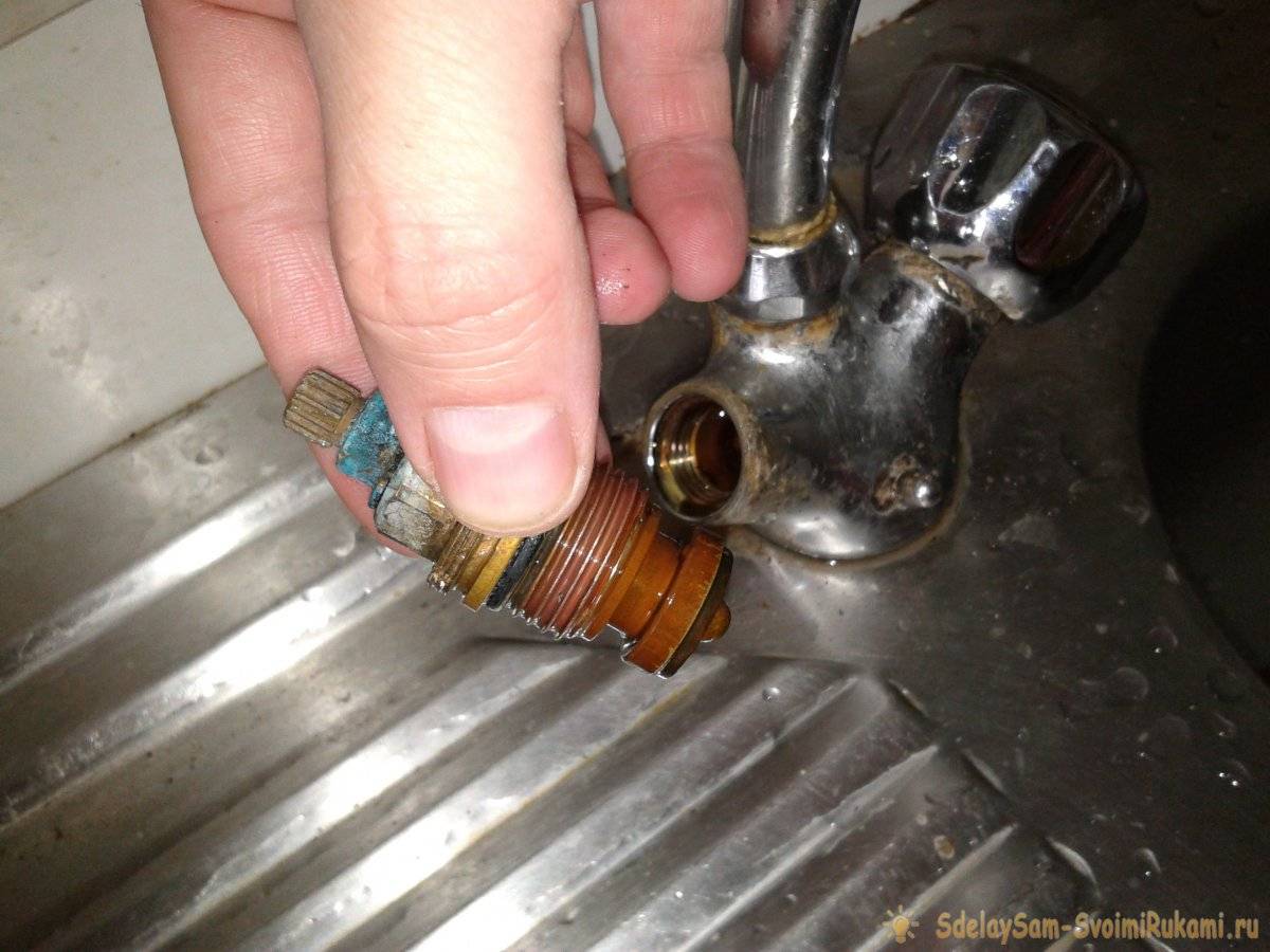 Подтекает или капает смеситель в ванной или на кухне: разбираемся как починить