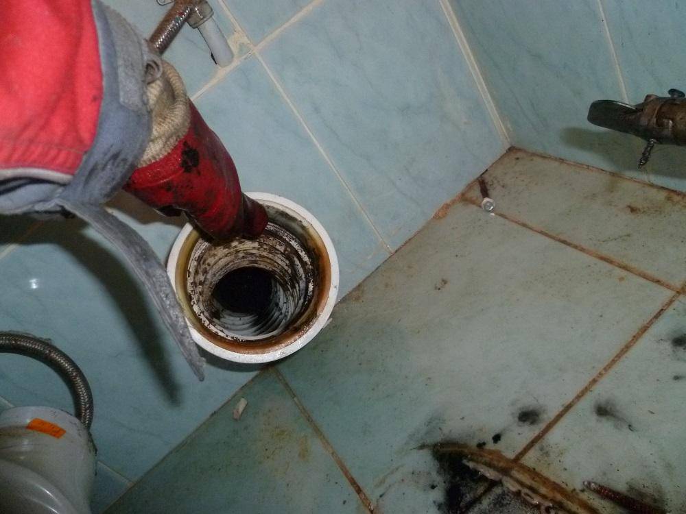 Засор канализационного стояка: причины, устранение, что делать