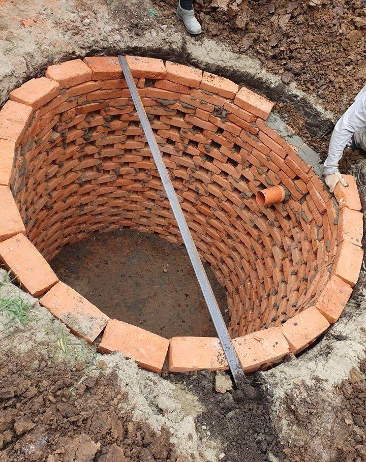 Выгребная яма из кирпича своими руками: как выложить сливную яму из кирпича, чем обложить кирпичную выгребную яму, фото и видео