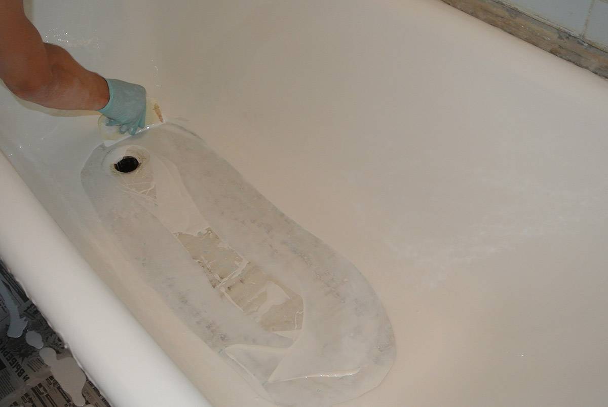 Как восстановить отколотую эмаль на металлической ванне