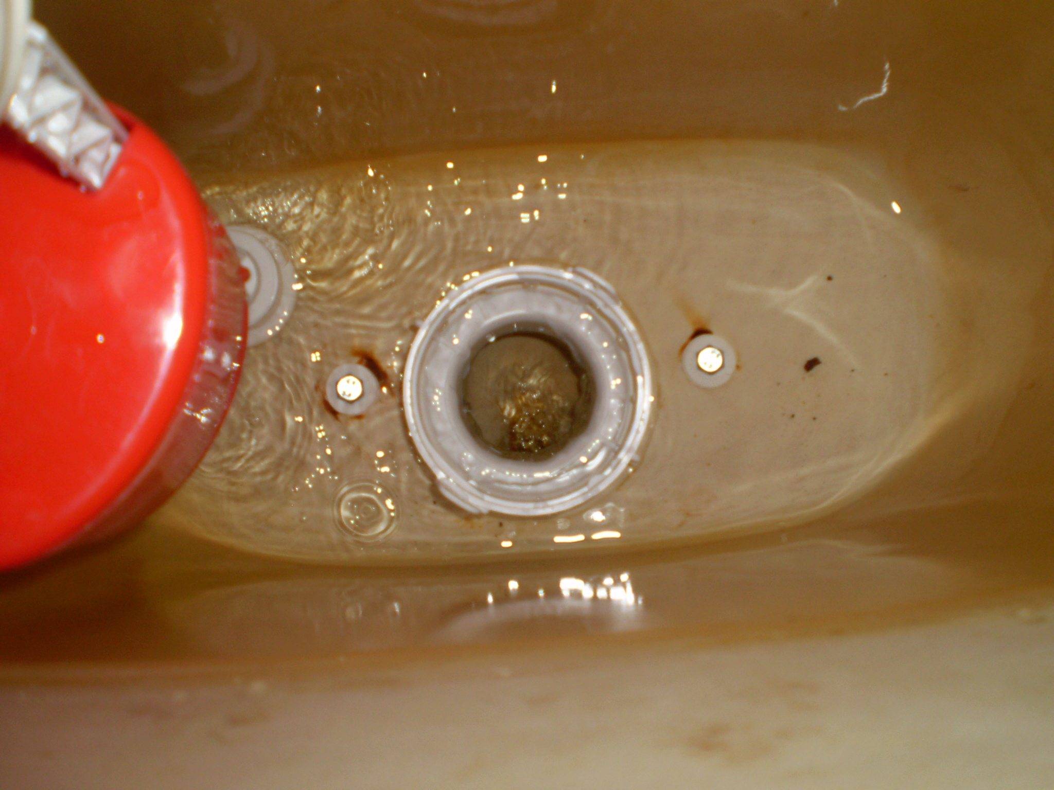 Ремонт бачка унитаза: не смывает, вода течет, перелив бака, протечка при смыве